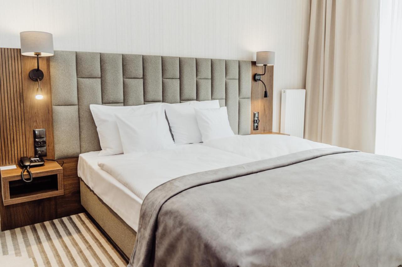 Elements Hotel&Spa Swieradow-Zdroj Bagian luar foto A bed with a headboard