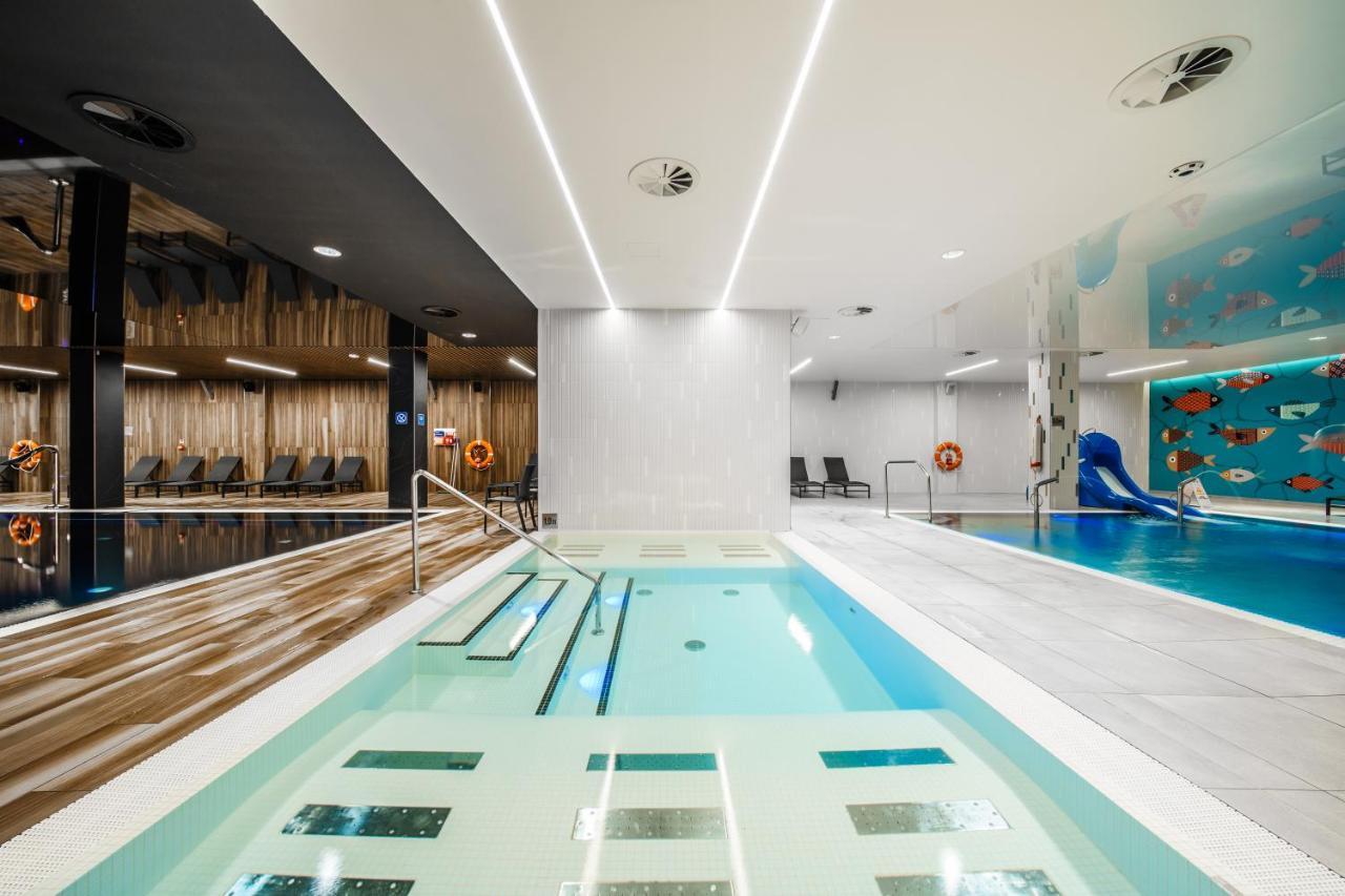 Elements Hotel&Spa Swieradow-Zdroj Bagian luar foto The swimming pool at the hotel