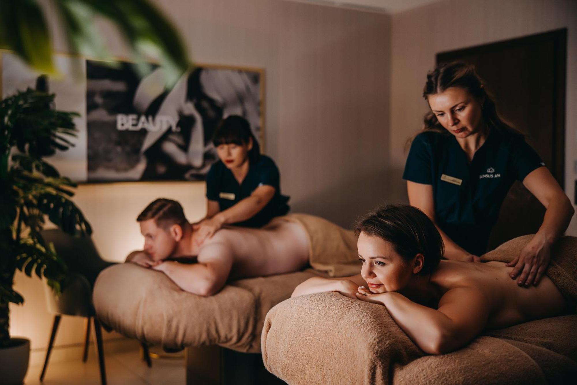 Elements Hotel&Spa Swieradow-Zdroj Bagian luar foto Massage therapists working on a couple