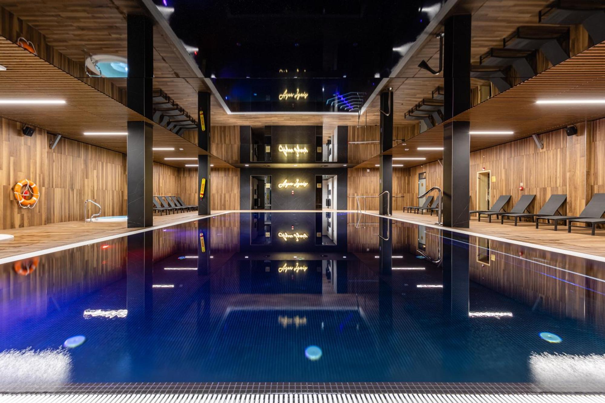 Elements Hotel&Spa Swieradow-Zdroj Bagian luar foto The swimming pool at the hotel
