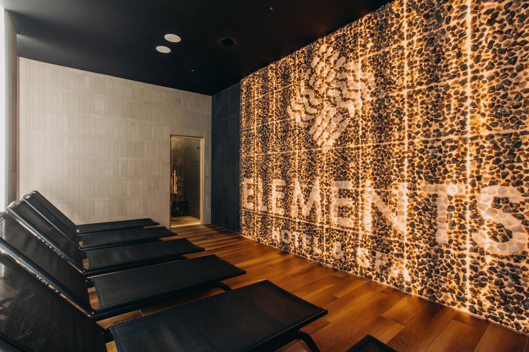 Elements Hotel&Spa Swieradow-Zdroj Bagian luar foto A wall of backlit onyx