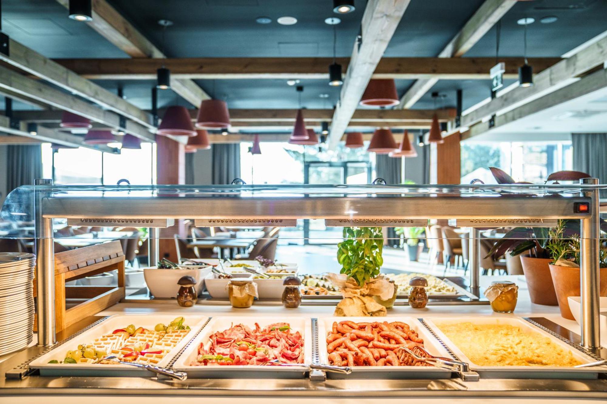 Elements Hotel&Spa Swieradow-Zdroj Bagian luar foto A buffet at a restaurant